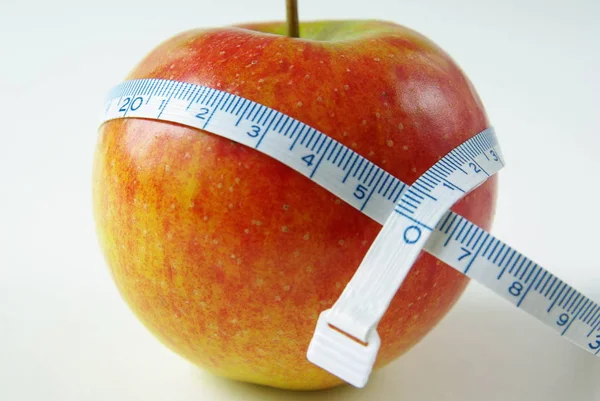 Pomme Avec Ruban Mesurer Comme Suggestion Pour Régime Alimentaire — Photo
