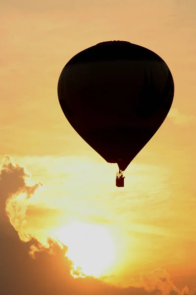 Sıcak Hava Balonu Gökyüzünde — Stok fotoğraf