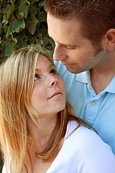 Retrato Una Joven Pareja Enamorada —  Fotos de Stock