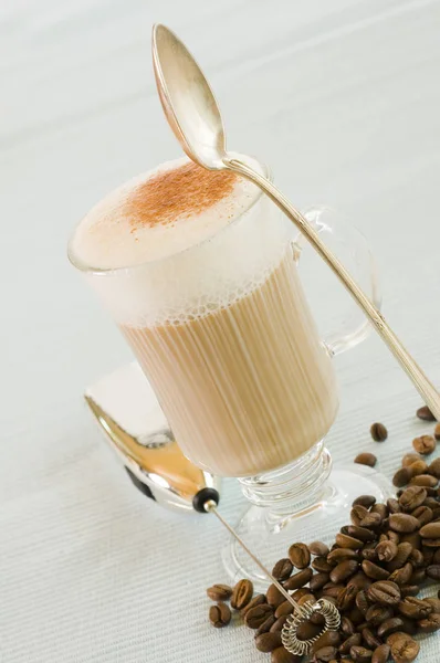 Milchkaffee Glas Mit Milchschaum — Stockfoto