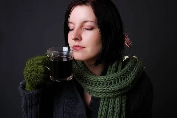 Mulher Com Bebida Quente — Fotografia de Stock