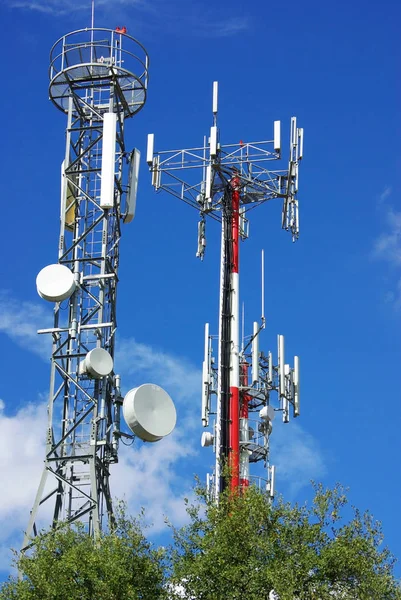 Telekommunikationstorn Med Antenner Och Blå Himmel — Stockfoto
