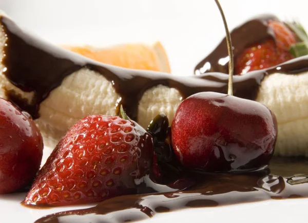 Chocoladetaart Met Aardbeien Noten — Stockfoto