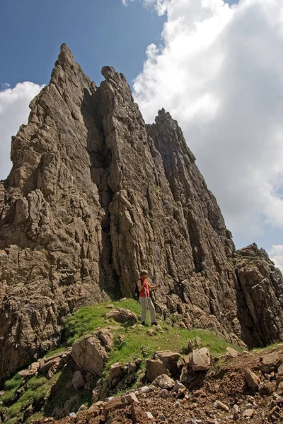 Bergslandskap Med Backpacker — Stockfoto