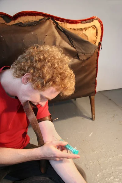 Junger Mann Mit Pinsel Auf Dem Fußboden — Stockfoto