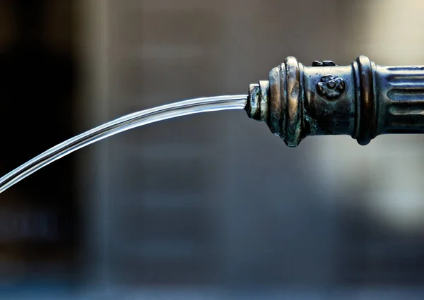 Close Van Een Metalen Pijp Met Water — Stockfoto