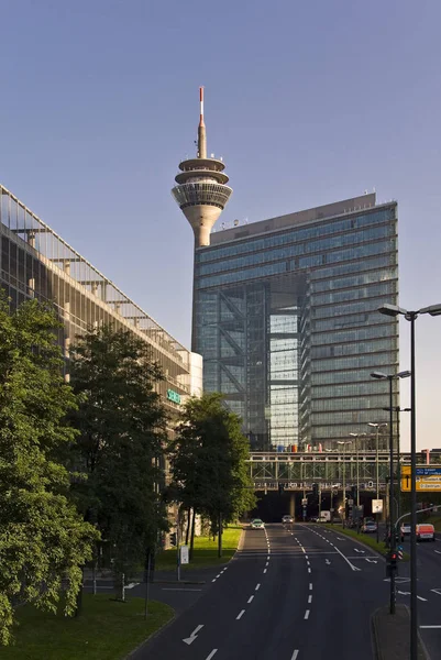 Puerta Ciudad Düsseldorf Con Rheinturm — Foto de Stock