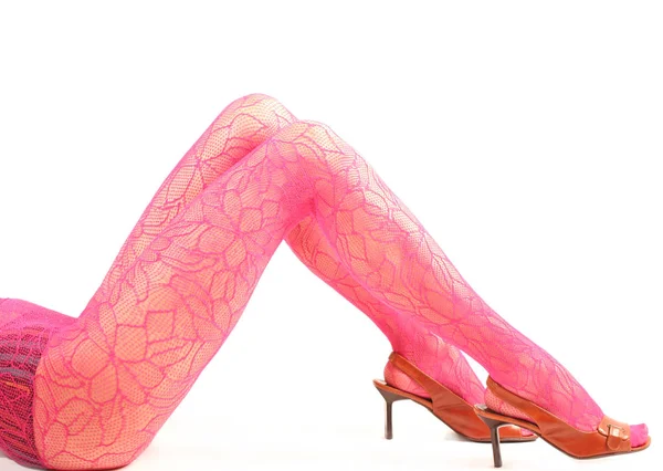 セクシーな女性の足でピンクのストッキングと高いヒールオンホワイトの背景 — ストック写真