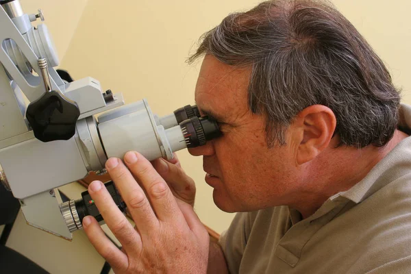 Médico Trabajando Con Microscopio —  Fotos de Stock
