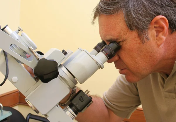 Médico Trabalhando Com Microscópio — Fotografia de Stock