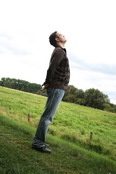 Junger Mann Mit Rucksack Auf Einem Feld — Stockfoto