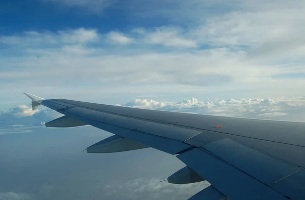 창에서 하늘을 비행기의 — 스톡 사진