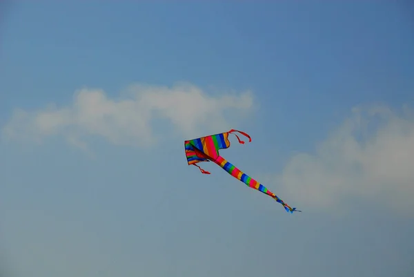 Воздушный Змей Летящий Голубом Небе — стоковое фото
