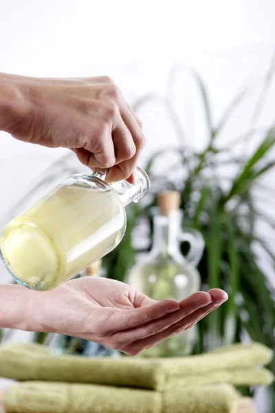 Wanita Tangan Memegang Botol Minyak Zaitun Close — Stok Foto
