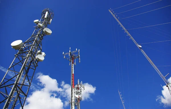 Mavi Gökyüzü Olan Telekomünikasyon Kulesi — Stok fotoğraf