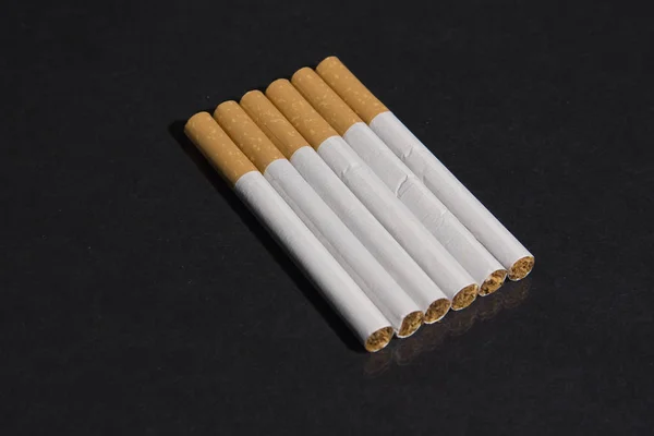Cigarrillos Sobre Fondo Negro — Foto de Stock