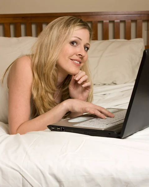 Жінка Ноутбуці Ліжку — стокове фото
