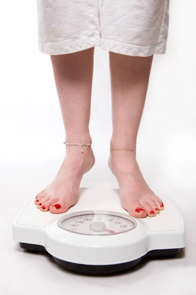 体重計を持った太りすぎの女性は — ストック写真