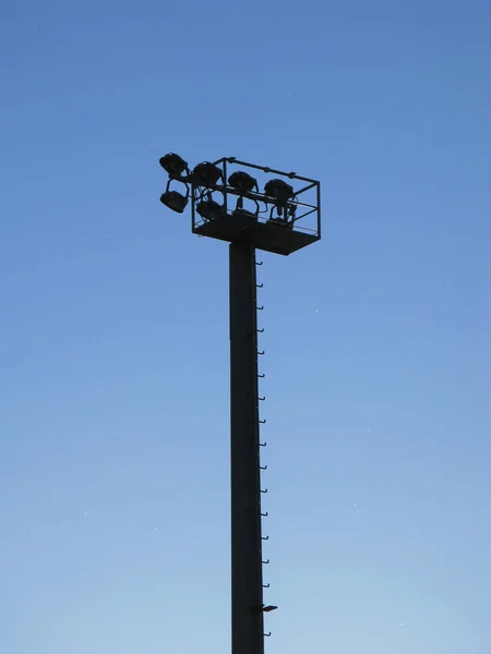 Pouliční Lampa Tyči Proti Obloze — Stock fotografie
