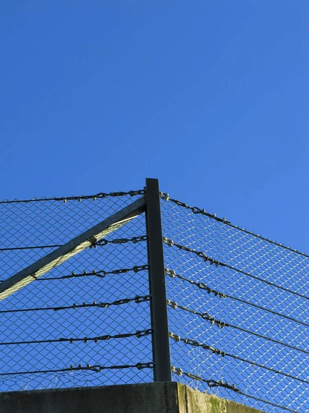 Μεταλλικό Φράχτη Στην Οροφή Του Κτιρίου — Φωτογραφία Αρχείου