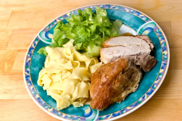 Gebrande Kalkoen Met Tagliatelle Salade — Stockfoto