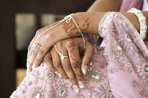 ヘンナ タトゥーと花嫁の手 インドの結婚式 — ストック写真