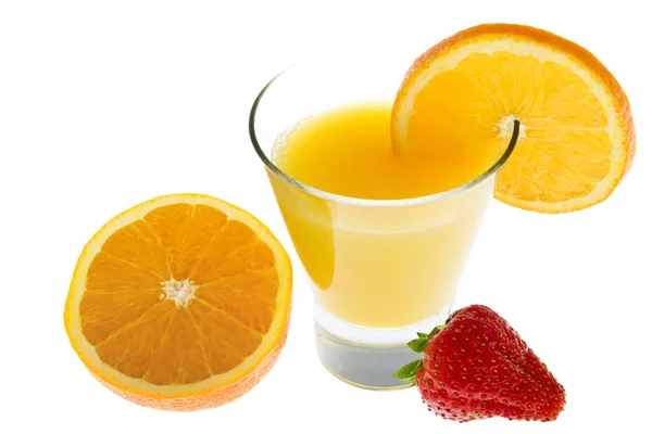 Orangensaft Mit Frischen Orangen Und Erdbeeren — Stockfoto