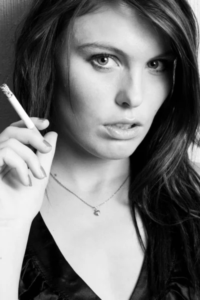 Giovane Bella Ragazza Fumare — Foto Stock
