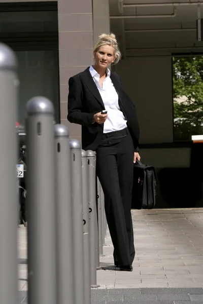 Zakenvrouw Wacht Straat — Stockfoto