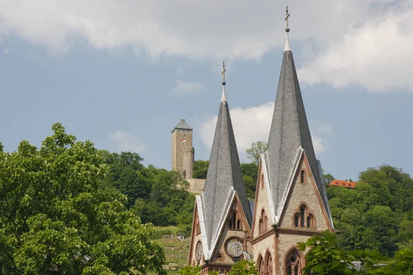 2つの教会の塔と城旅行と建築のコンセプト — ストック写真