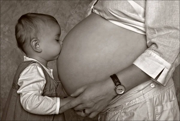 Een Jonge Moeder Met Een Baby Haar Armen — Stockfoto