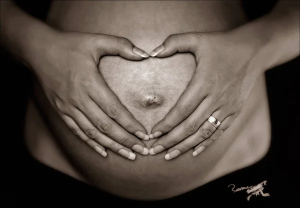 Kalbi Olan Hamile Bir Kadın — Stok fotoğraf