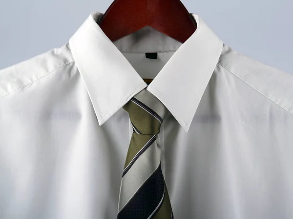ネクタイ付きの黒いシャツのクローズアップ — ストック写真