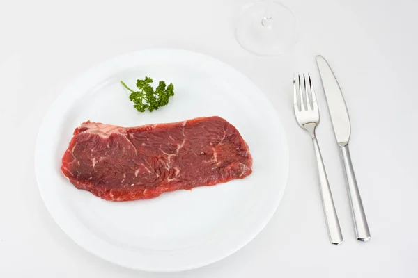 Beyaz Tabakta Çiğ Biftek Çatal Bıçak — Stok fotoğraf
