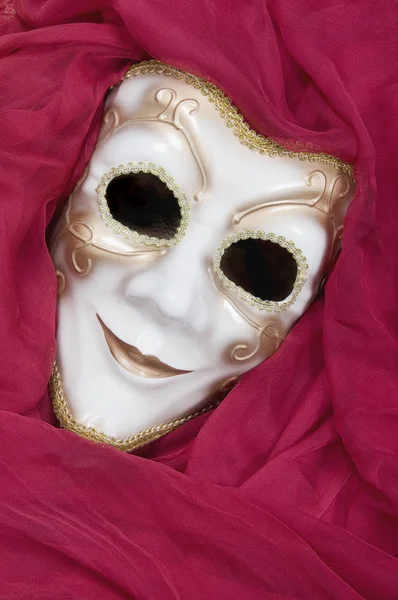 Karneval Maske Auf Rotem Stoff Hintergrund — Stockfoto