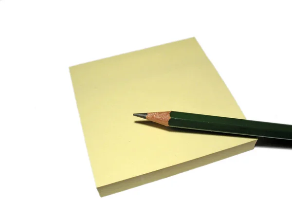 鉛筆とペンを白い背景に — ストック写真