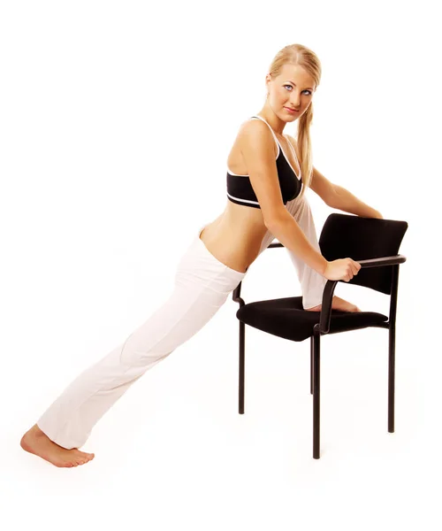 Kvinna Som Använder Stol För Stretching — Stockfoto