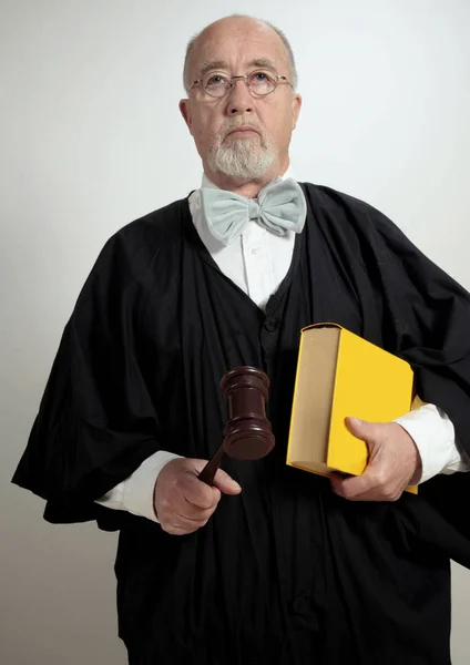Richter Mit Hammer Und Büchern Auf Weißem Hintergrund — Stockfoto