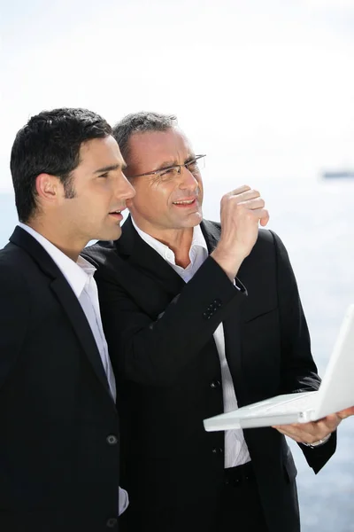 Zakenmensen Werken Buiten Met Laptop — Stockfoto