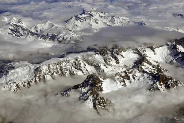 飛行機からの高山の眺め — ストック写真