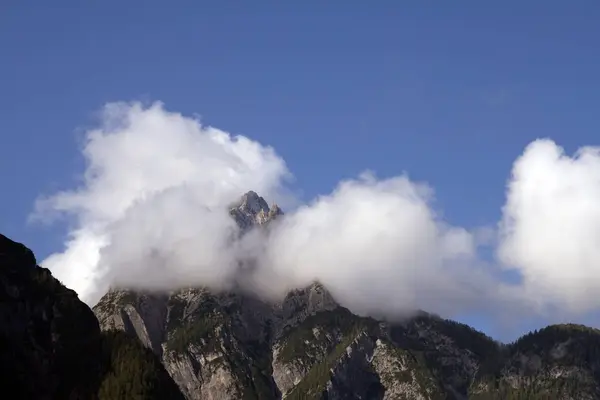 Berg Wolken — Stockfoto