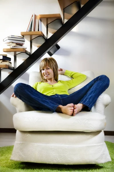 Jeune Femme Assise Sur Canapé Avec Fille — Photo