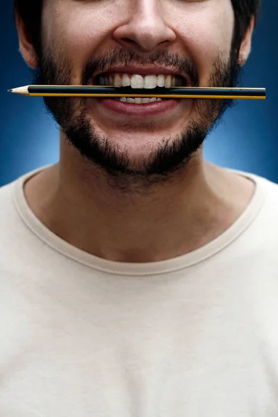 Mann Mit Bart Beim Zähneputzen — Stockfoto