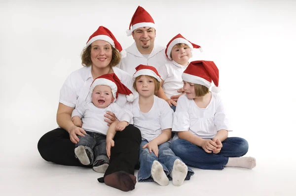 Noel Baba Şapkalı Mutlu Aile Beyaz Tenli Hediye Kutuları — Stok fotoğraf