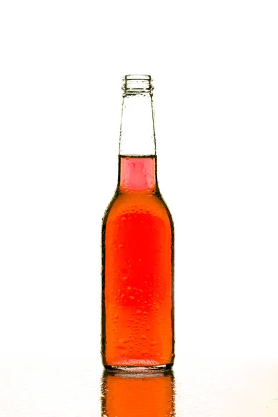 Botella Roja Mojada Aislada Sobre Blanco — Foto de Stock