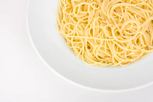Спагетти Белой Тарелке Белом Фоне — стоковое фото