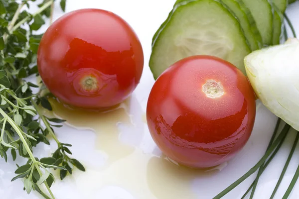 Tomates Lonchas Pepino Hierbas —  Fotos de Stock