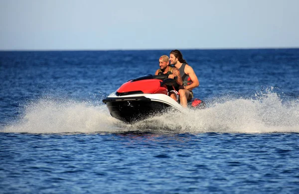 Giovani Uomini Cavallo Jetski Sul Mare — Foto Stock