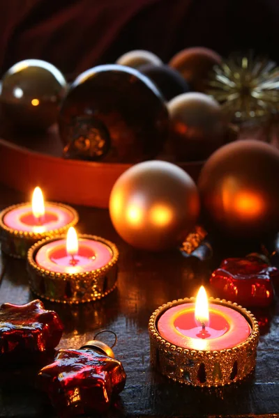 Weihnachtskugeln Und Kerzen — Stockfoto