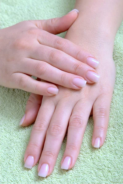 Primer Plano Las Manos Femeninas Con Manicura — Foto de Stock